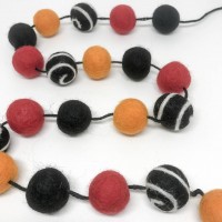 wholesale wall hanging circle decoration birthday nursery felt ball pompoms Halloween wool garland